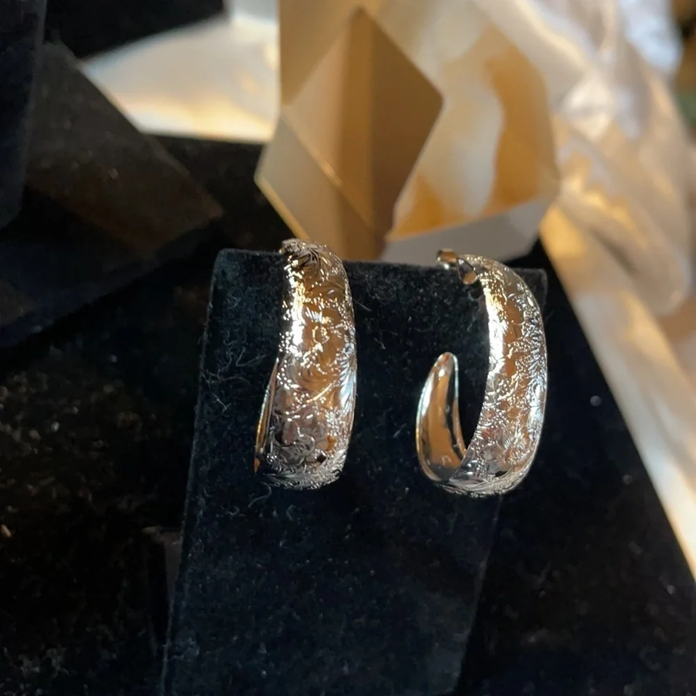 Avon (1992) Vintage Floral Etched Hoop Earrings SilverTone